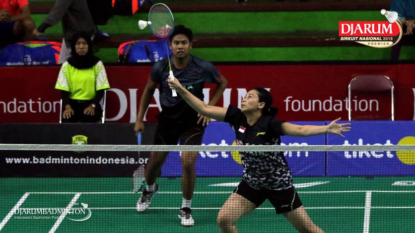 Irfan Fadhillah/Pia Zebadiah Bernadet mengembalikan shuttlecock.