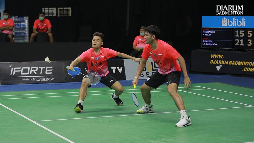 Daniel Marthin/Leo Rolly Carnando (Indonesia) menyambut pengembalian.