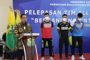 Ketua Umum PP PBSI, Agung Firman Sampurna (kiri) saat melepas tim bulutangkis Indonesia ke All England 2021 BWF World Tour Super 1000. (Foto: PP PBSI)