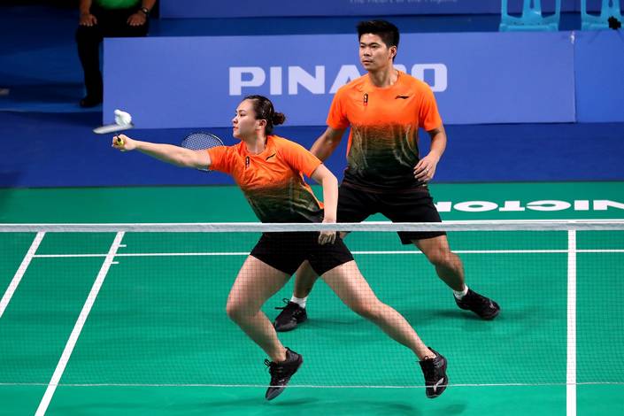 Praveen Jordan/Melati Daeva Oktavianti (Indonesia) mengembalikan shuttlecock.