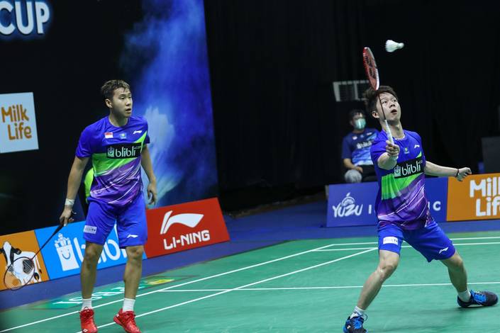 Kevin Sanjaya Sukamuljo/Marcus Fernaldi Gideon (tim Harimau) mengembalikan shuttlecock.