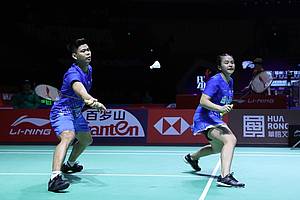 Praveen Jordan/Melati Daeva Oktavianti (Indonesia) bersiap menyambut pengembalian.