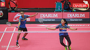Jofianko Reymos Sulung/Vania Dyla Pratiwi (PB Victory Bogor/PB Jaya Raya Jakarta) bersiap menyambut pengembalian.