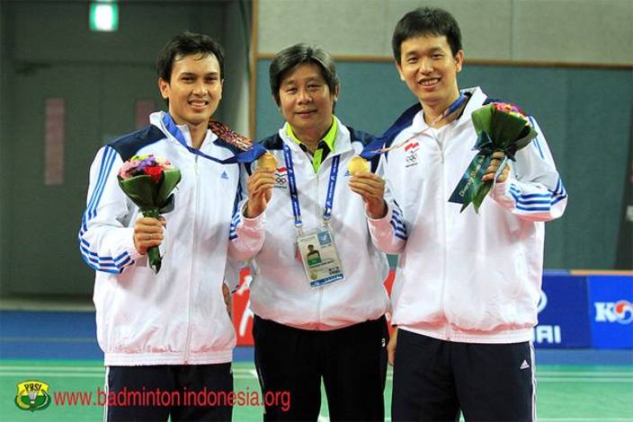 Herry IP Diapit oleh Hendra Setiawan/Mohammad Ahsan Saat Meraih Medali Emas Asian Games 2014. 