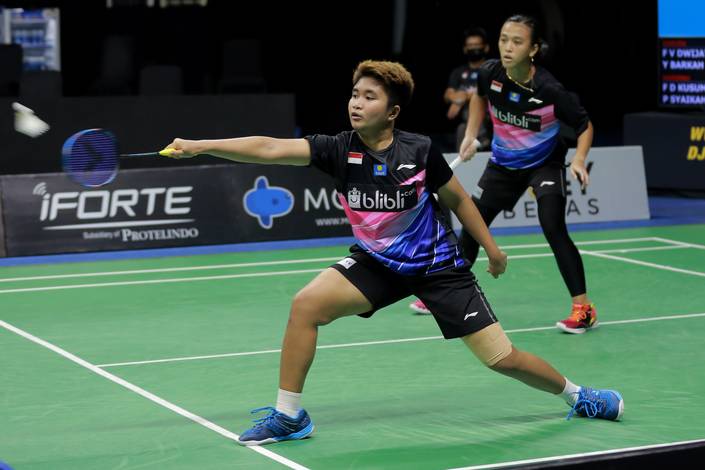 Febriana Dwipuji Kusuma/Putri Syaikah (tim Harimau) mengembalikan shuttlecock.