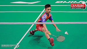 Muhammad Alpareza (Sriwijaya Badminton Club Palembang) berusaha menggapai pengembalian.