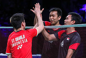 Hendra Setiawan/Mohammad Ahsan dan Kevin Sanjaya Sukamuljo/Marcus Fernaldi Gideon bersalaman usai bertanding.