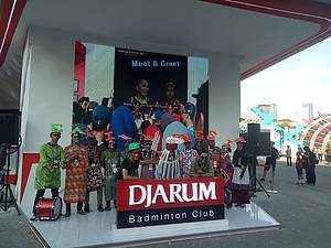 Sejumlah supporter fanatik berfoto di depan booth Djarum Foundation.