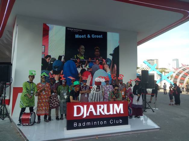 Fanatic supporters taking pictures in front of Djarum Foundation booth.