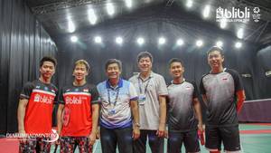 Pelatih Ganda Putra Indonesia, Herry Iman Pierngadi dan Aryono Miranat (tengah) bersama Kevin/Marcus serta Hendra Setiawan.