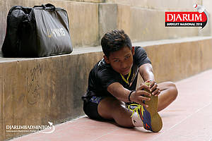 Muhammad Ryansyah Rani Saputra (Berkat Abadi Banjarmasin) melakukan pendinginan usai bertanding.