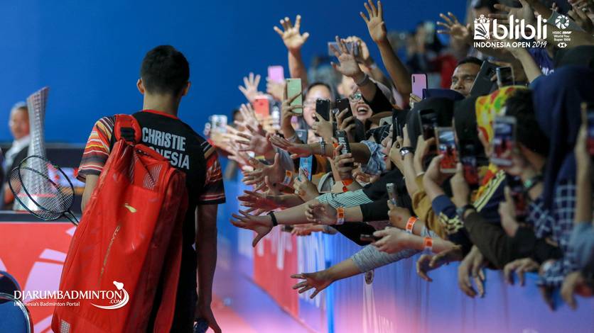 Jonatan Christie (Indonesia) receives warm greeting from his supporters.