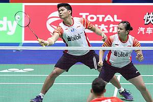 Praveen Jordan/Melati Daeva Oktavianti (Indonesia) mengembalikan shuttlecock.