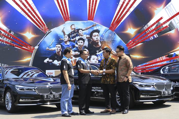 Ketua Panitia Pelaksana Blibli Indonesia Open 2019 BWF World Tour Super 1000, Achmad Budiharto (dua dari kiri) menerima kunci secara simbolis.