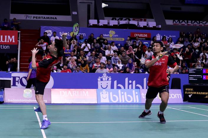 Berry Angriawan/Kevin Sanjaya Sukamuljo (PB Djarum) bersiap menyambut pengembalian.