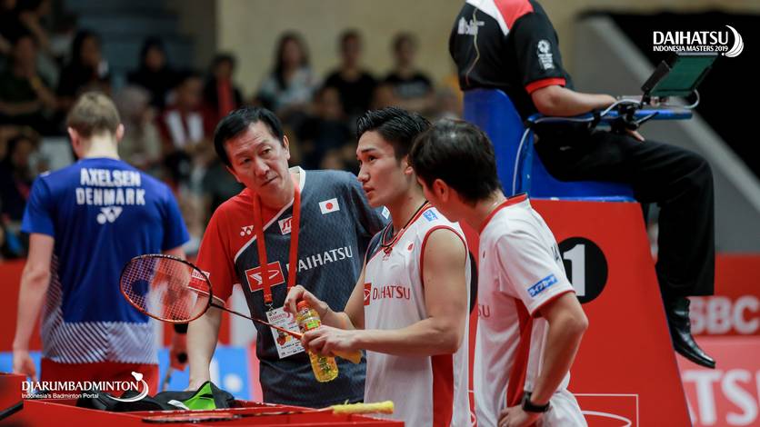 Kepala Pelatih tim nasional Jepang, Park Joo Bong (kiri) saat memberikan arahan kepada Kento Momota.
