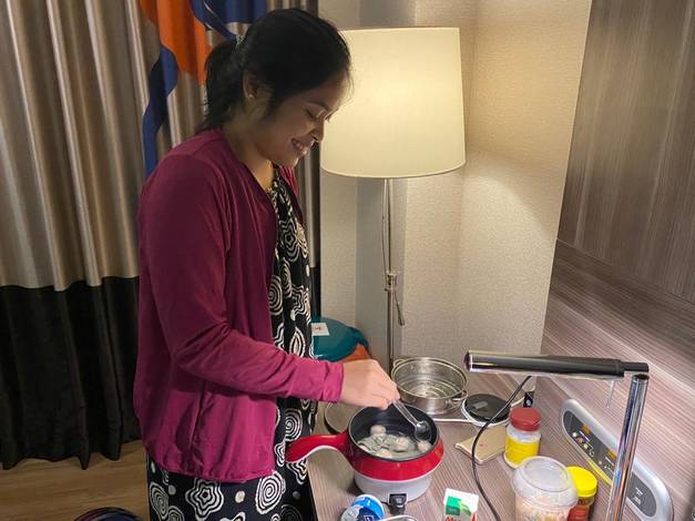 Pemain tunggal putri Indonesia, Gregoria Mariska Tunjung memasak makanan cepat saji untuk membunuh jenuh selama karantia. (Foto: PBSI)
