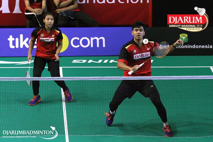 Alvin Rizky Wiratama/Muzammil Elya Tantri (PB Djarum Kudus) menyambut pengembalian.