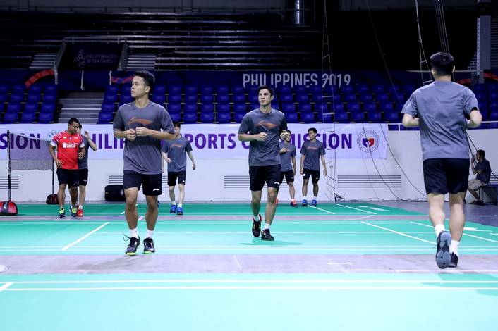 Tim putra Indonesia saat melakukan latihan perdana di Rizal Memorial Coliseum, Manila, Filipina, Minggu (9/2).