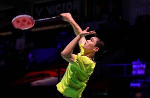 Brian Yang (Kanada) melepaskan serangan. (Foto: bwfbadminton.com)