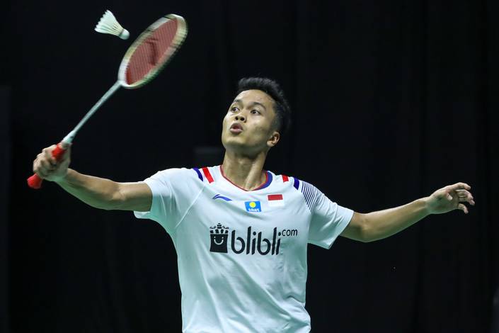 Anthony Sinisuka Ginting mengembalikan shuttlecock.