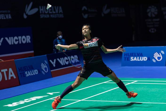 Putri Kusuma Wardani (Indonesia) bersiap menyambut pengembalian. (Foto: Badminton Spain).