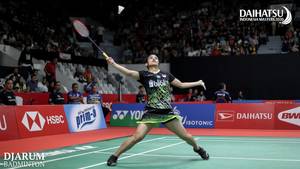 Gregoria Mariska Tunjung (Indonesia) menyambut pengembalian.