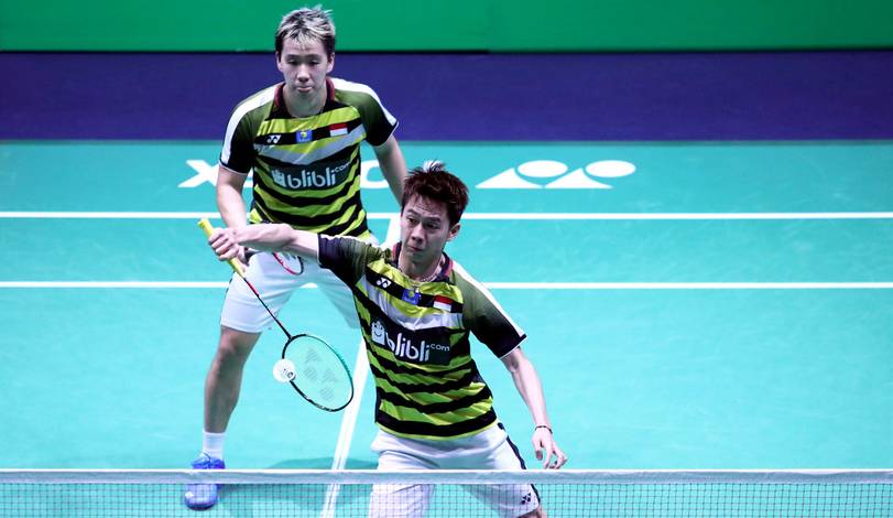 Kevin Sanjaya Sukamuljo/Marcus Fernaldi Gideon mengembalikan shuttlecock.