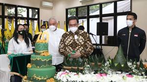 Ketua Umum PP PBSI, Agung Firman Sampurna (tengah) bersiap memotong kue ulang tahun PBSI ke-70. (Foto: PP PBSI)