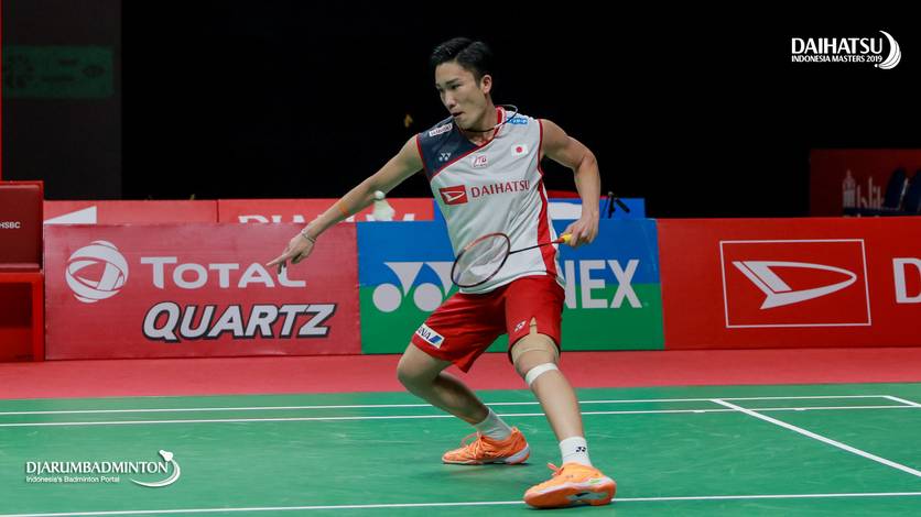 Kento Momota (Jepang) menghadang serangan.