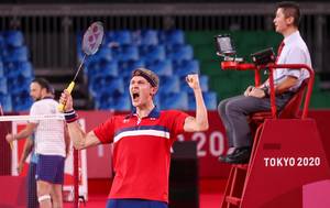 Selebrasi kemenangan Viktor Axelsen (Denmark) di babak semifinal Olimpiade Tokyo 2020. (Foto: BADMINTONPHOTO - Yves Lacroix)