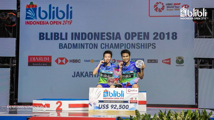 Tontowi Ahmad/Liliyana Natsir di podium juara Blibli Indonesia Open 2018.