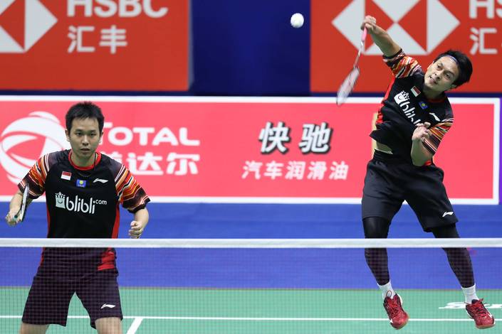 Hendra Setiawan/Mohammad Ahsan (Indonesia) melepaskan serangan.