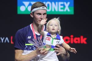 Viktor Axelsen & Vega Rohde Axelsen (Djarum Badminton)