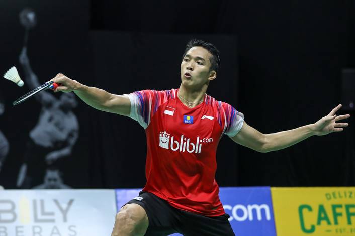 Jonatan Christie mengembalikan shuttlecock.