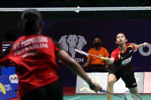 Pertandingan antara Ruzana dan Mutiara Ayu Puspitasari (Djarum Badminton)