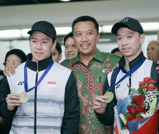 Kevin/Marcus berfoto bersama Menpora Imam Nahrawi (foto: Twitter @Imam_Nahrawi)