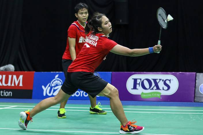 Ribka Sugiarto/Siti Fadia Silva Ramadhanti mengembalikan shuttlecock.