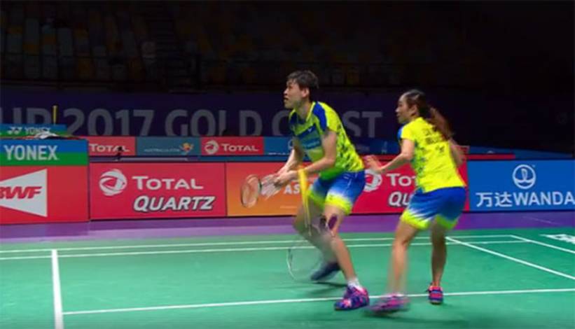 Tan Kian Meng dan Lai Pei Jing Saling Bertukar Raket Ketika Bertanding. (foto: Badminton Planet)