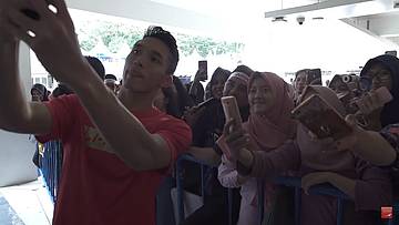 Blibli Indonesia Open 2019 - Jonatan Christie Wefie With Fans