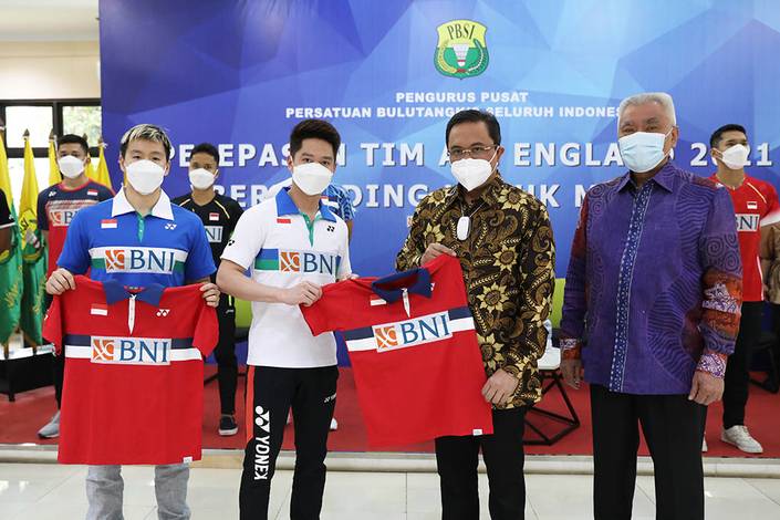 Ganda putra nomor satu dunia, Kevin Sanjaya Sukamuljo/Marcus Fernaldi Gideon (kiri) bersama Ketua Umum PP PBSI, Agung Firman Sampurna. (Foto: PP PBSI)