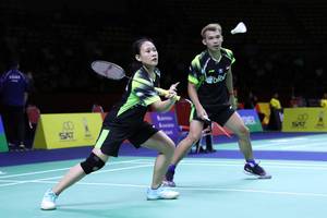 Rinov Rivaldy/Pitha Haningtyas Mentari (Indonesia) menyambut pengembalian. (Foto: PP PBSI)