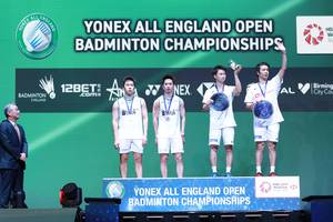 Ganda putra Indonesia, Kevin Sanjaya Sukamuljo/Marcus Fernaldi Gideon (kiri) bersama pasangan Jepang, Hiroyuki Endo/Yuta Watanabe. (Foto: PP PBSI)