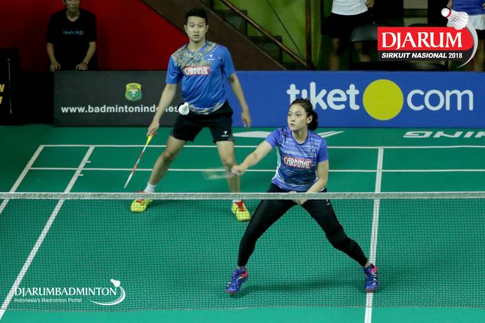 Althof Baariq/Maretha Dea Giovani (Mutiara Cardinal) mengembalikan shuttlecock.