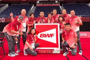 Raventus Pongoh (kiri) dan Para Wasit serta Hakim Garis Para Bulu Tangkis di Paralimpiade Tokyo 2020 (Foto: Dok. Raventus Pongoh)