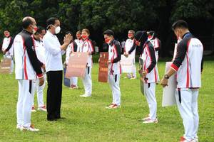 Presiden Joko Widodo Serahkan Bonus Apresiasi kepada Para Olimpian (Foto: Dok. Kementerian Sekretariat Negara)